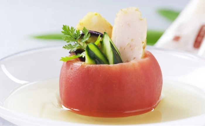季節野菜を詰め込んだトマト釜の冷製スープ